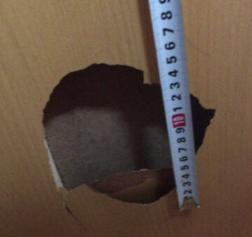 補修例　建具（ドア）大穴