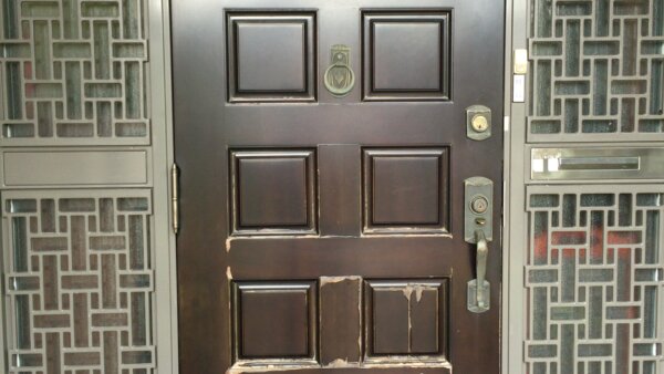 補修例　玄関ドア補修塗装